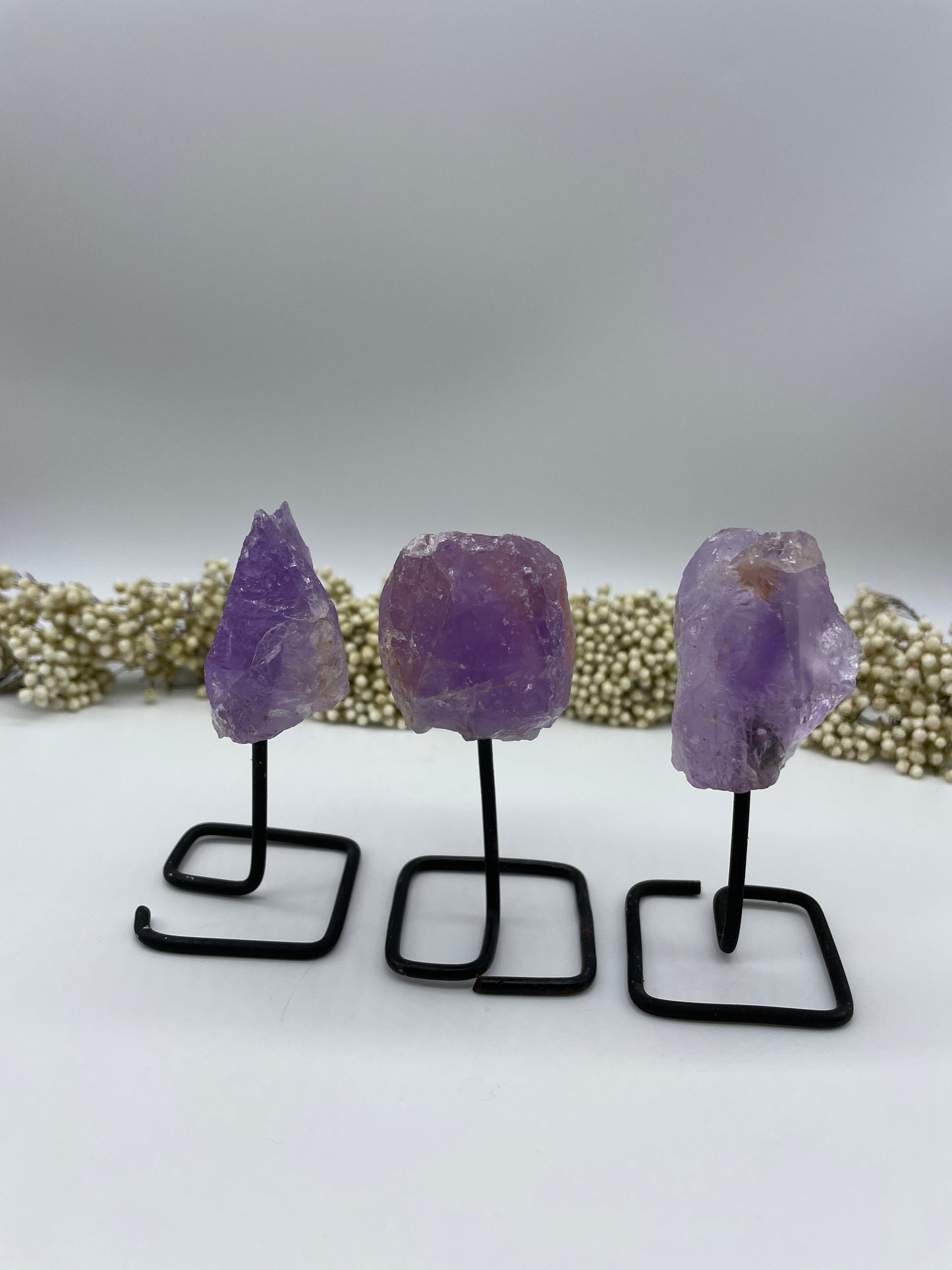 Mini-Amethyste auf Metallständer