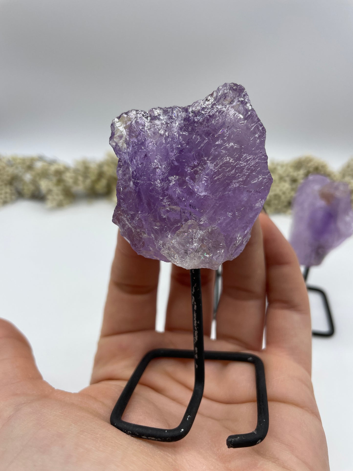 Mini-Amethyste auf Metallständer