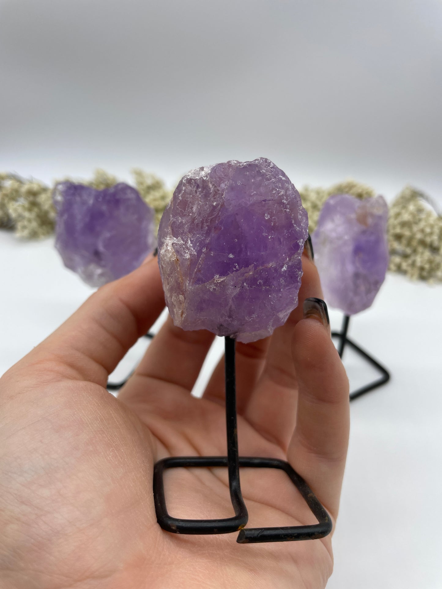 Mini-Amethyste auf Metallständer