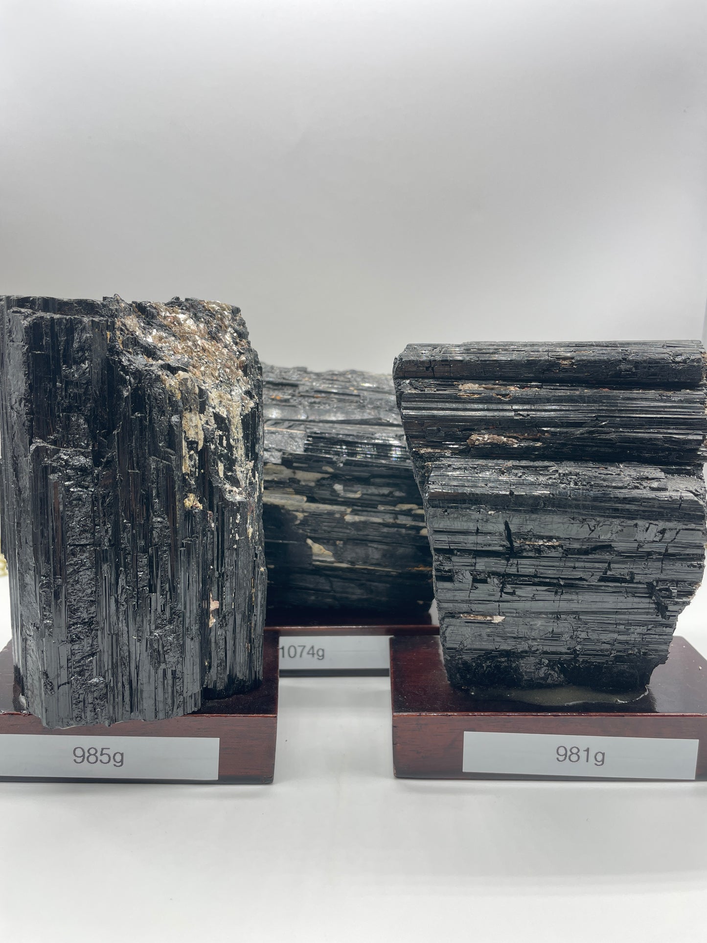 Schörl Rohkristall auf Holzsockel