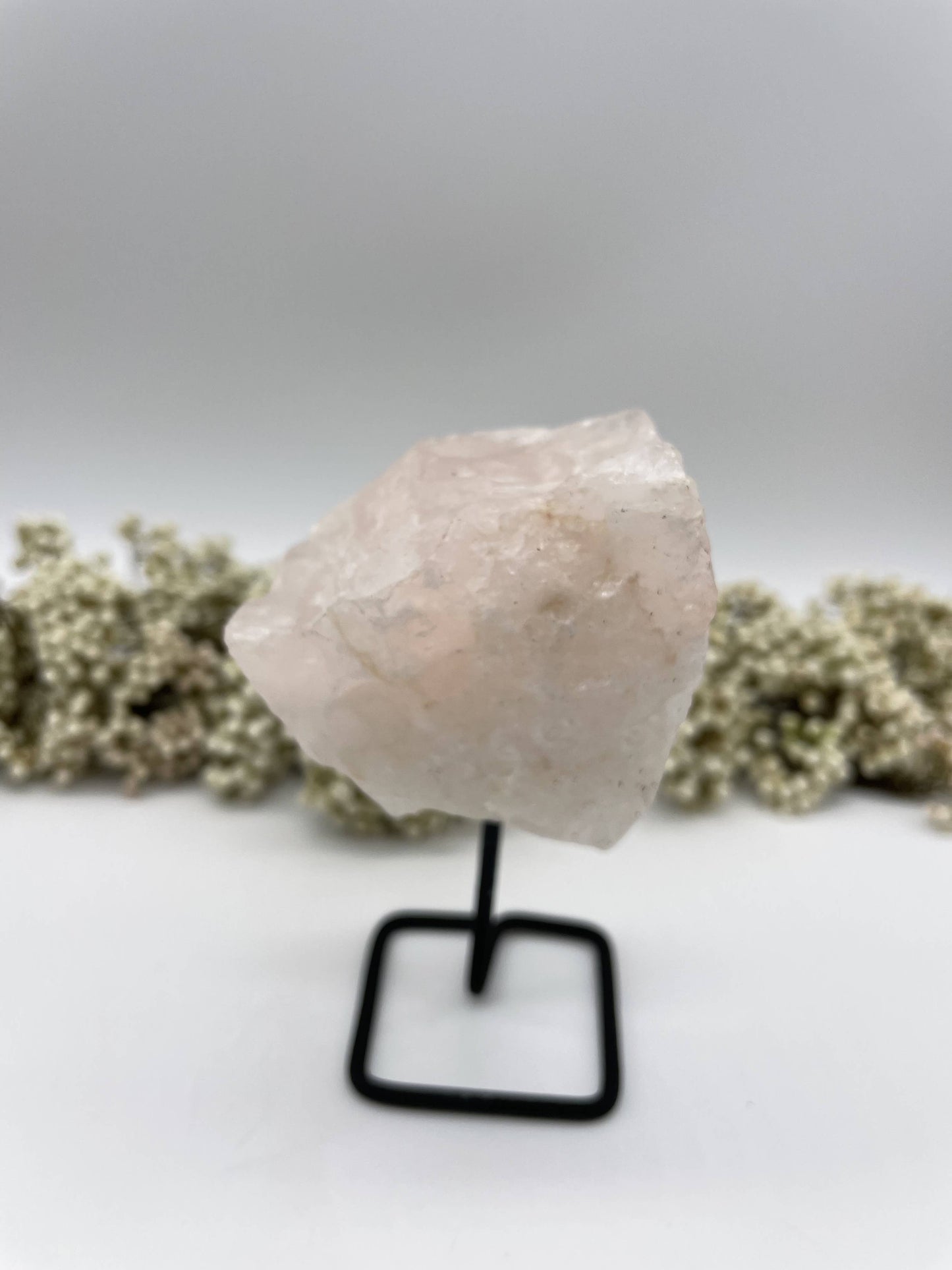 Rosenquarz auf Metallhalterung