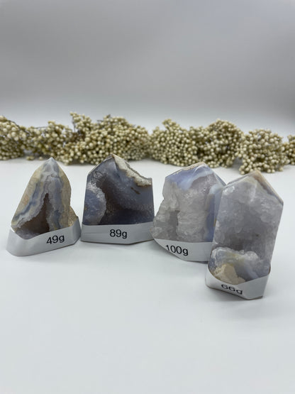 Kristallspitze Chalcedon "Blue Lace" mit Drusen