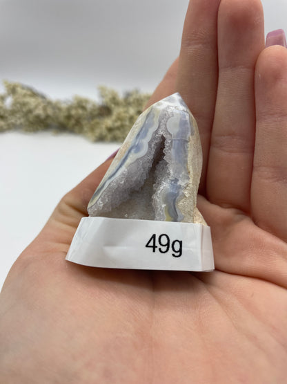 Kristallspitze Chalcedon "Blue Lace" mit Drusen