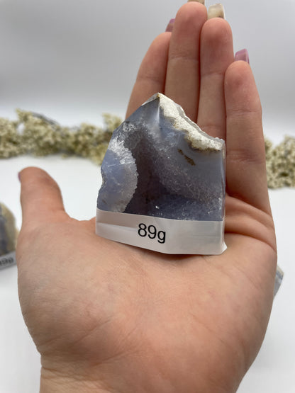 Kristallspitze Chalcedon "Blue Lace" mit Drusen