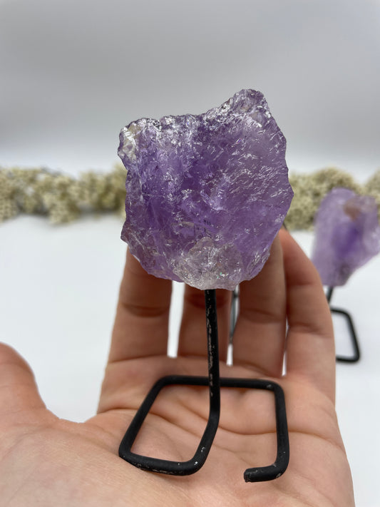 Mini-Amethyste auf Metallständer