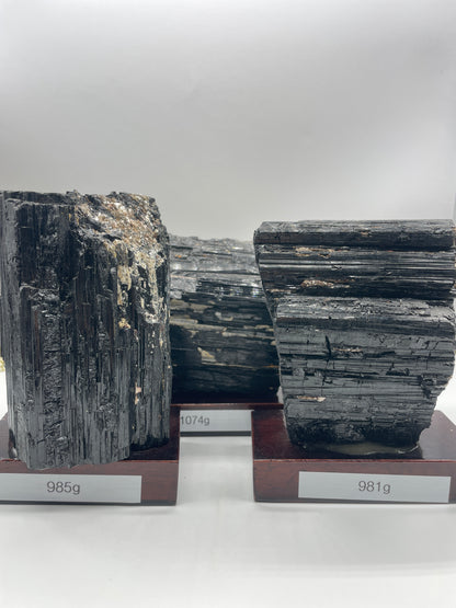 Schörl Rohkristall auf Holzsockel