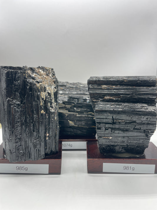 Schörl Rohkristall auf Holzsockel