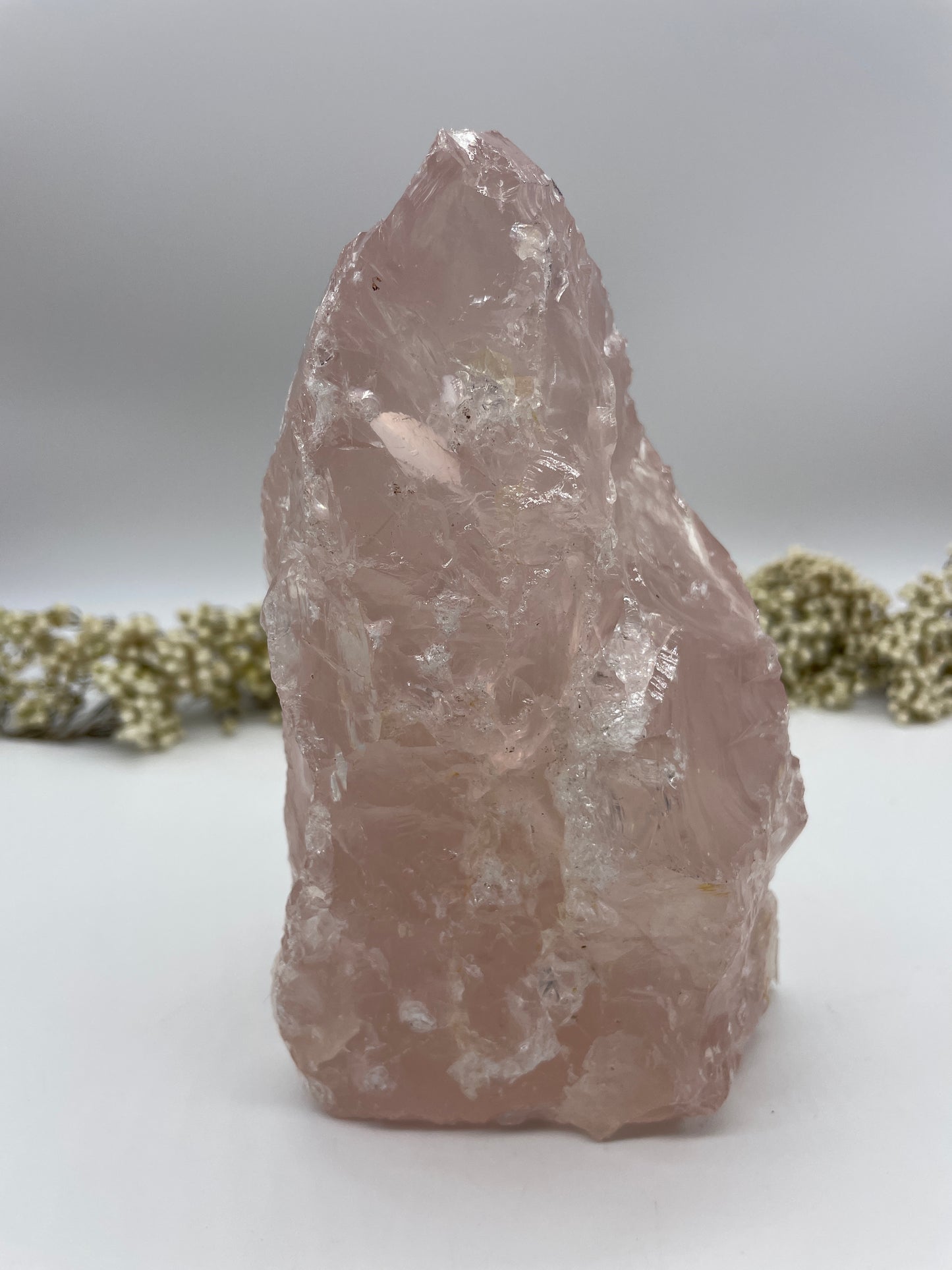 Rosenquarz mit gesägter Standfläche